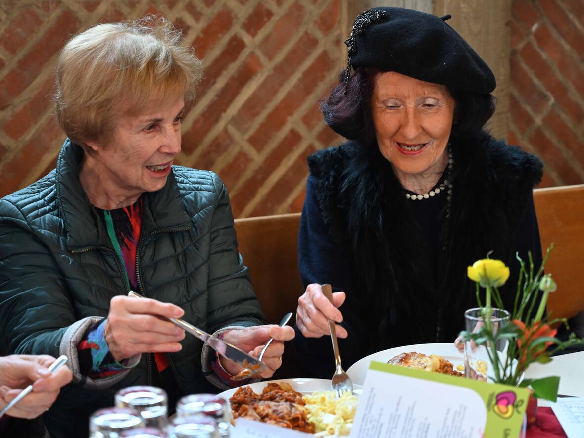 Bereits nach dem Gottesdienst war Zeit, miteinander ins Gespräch zu kommen und Essen zu teilen. 