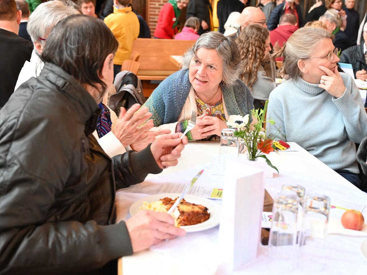 "Alle an einem Tisch": So lautet das Motto des Projekts. Und nicht nur die Tischgemeinschaft, sondern auch Hilfe und Beratung werden beim Projekt großgeschrieben.