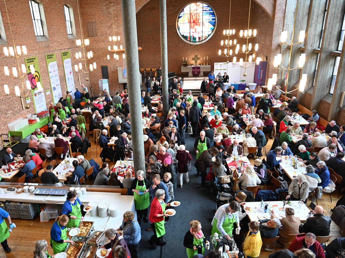 Ein ungewöhnlicher Anblick: Alle Bänke wurden aus der Kirche entfernt und durch Stühle und Tische ersetzt. 