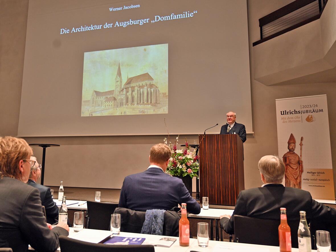 Noch heute ließen sich im Dom Spuren der Um- und Anbauten entdecken, betonte Prof. Jacobsen. (Foto: Leander Stork / pba)