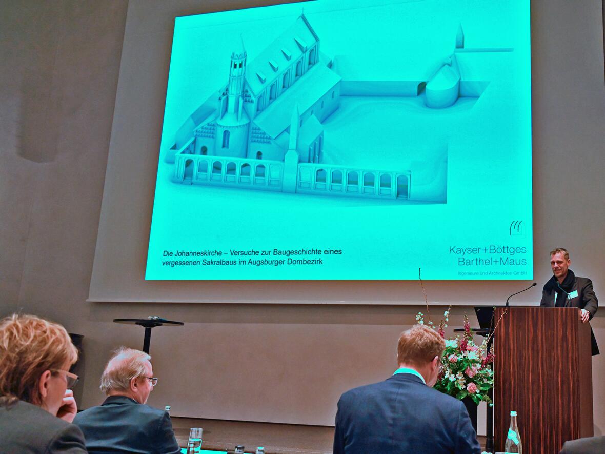 Im Rahmen seines Vortrages präsentierte PD Dr. Christian Kayser unter anderem eine Rekonstruktion der Johanneskirche. (Foto: Leander Stork / pba) 