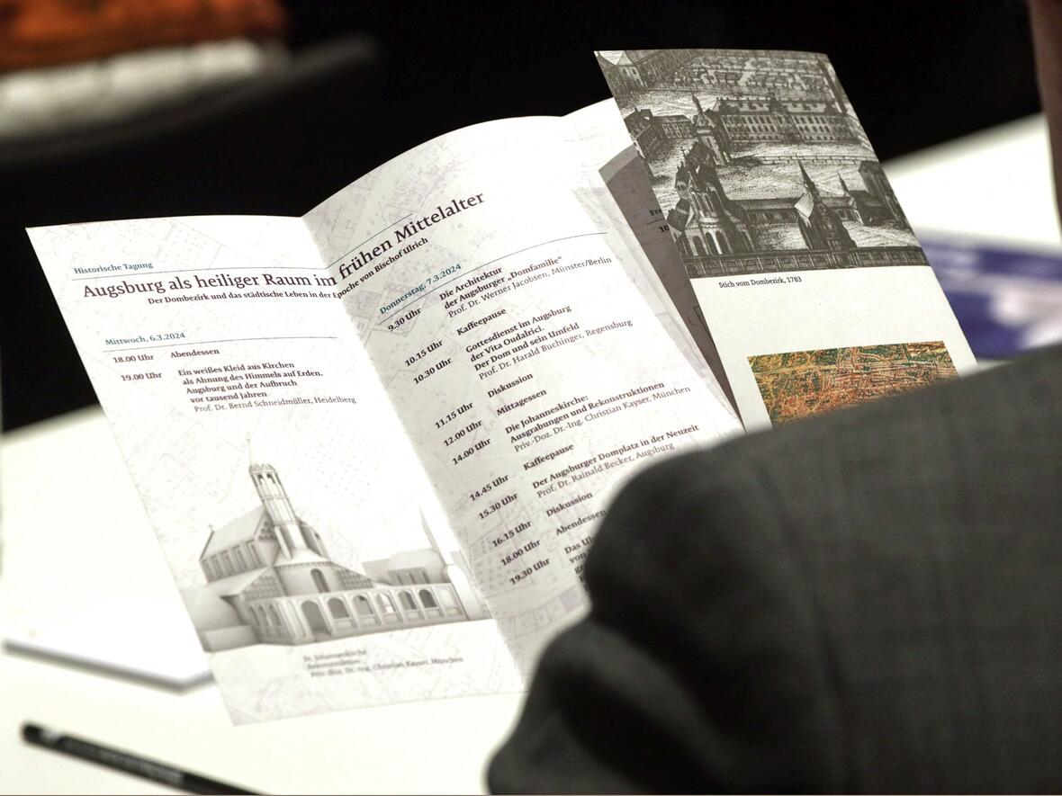 Neben den Vorträgen waren auch ein Konzert in der Ulrichsbasilika sowie ein Rundgang über den Domplatz Teil des Programms. (Foto: Annette Zoepf / pba)