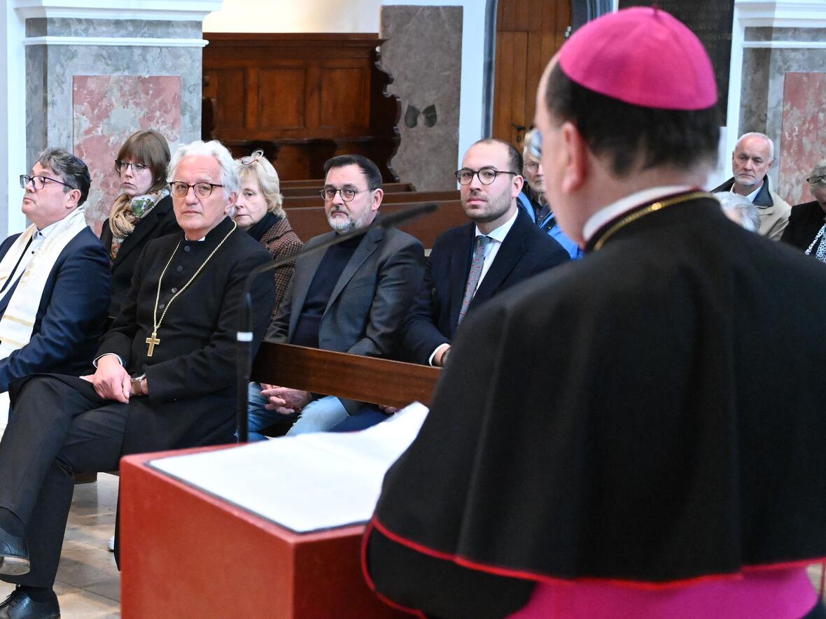 Hörten dem Bischof aufmerksam zu: Regionalbischof Axel Piper und links daneben der jüdische Kantor Nikola David (Foto: pba/Ulrich Bobinger).