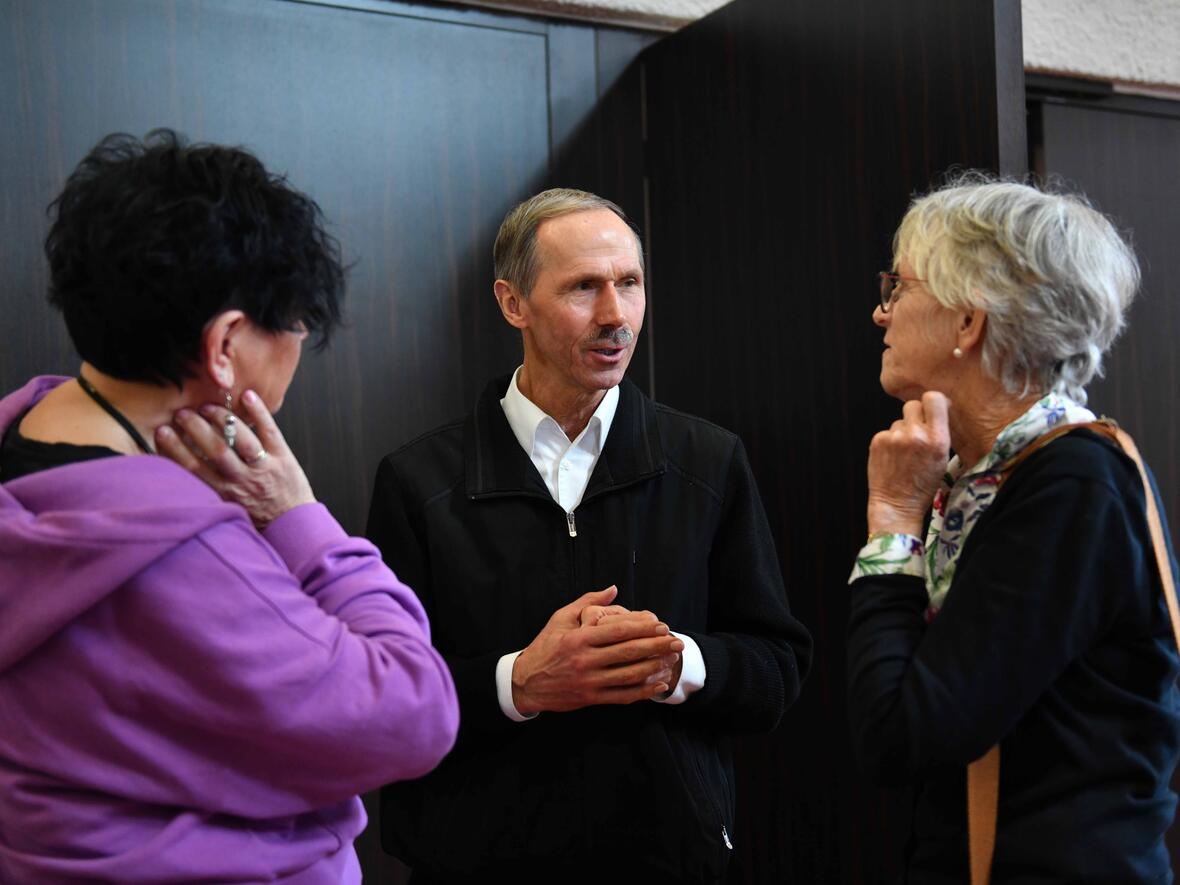 In den Pausen zwischen den Vorträgen blieb bei Kaffee und Imbiss Zeit zur Begegnung. 