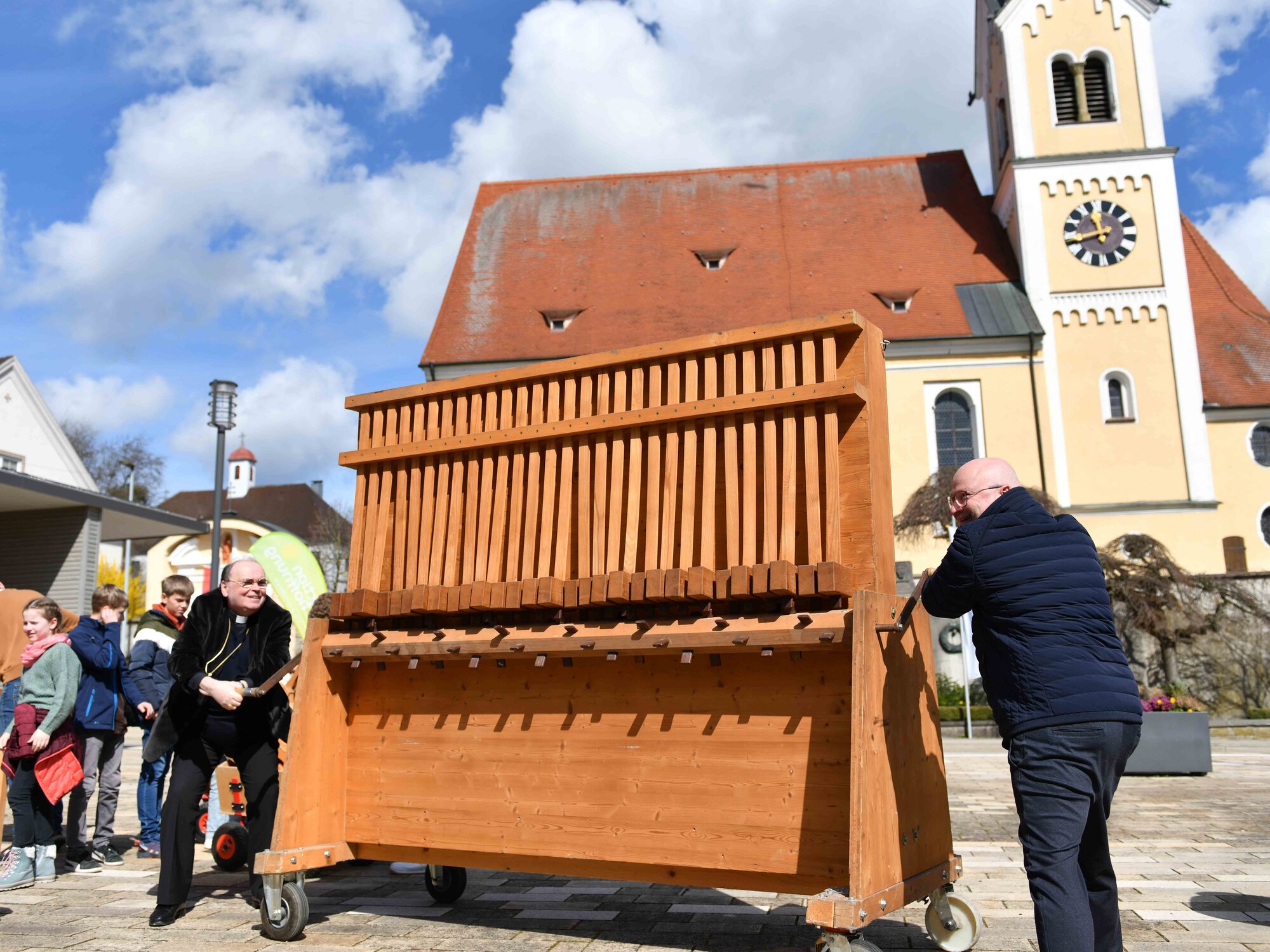 Auch Bischof Bertram zeigte mit dem Bürgermeister von Ziemetshausen vollen Einsatz bei der großen Rätsche.  