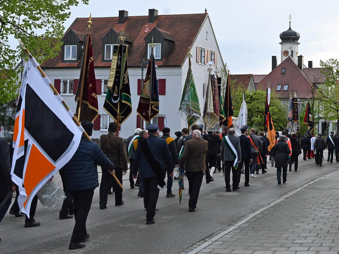 Gemeinsam zog die Gemeinde vom Friedhof zur Pfarrkirche. 