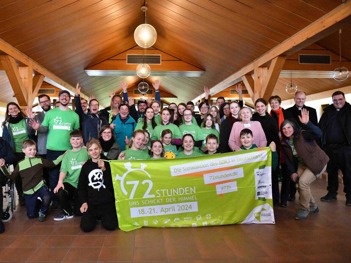 Gute Laune und viel Freude waren hier Programm: Auch die Seniorinnen und Senioren genossen den frischen Wind in ihrer Wohnanlage (Foto: Maria Rösch / pba)
