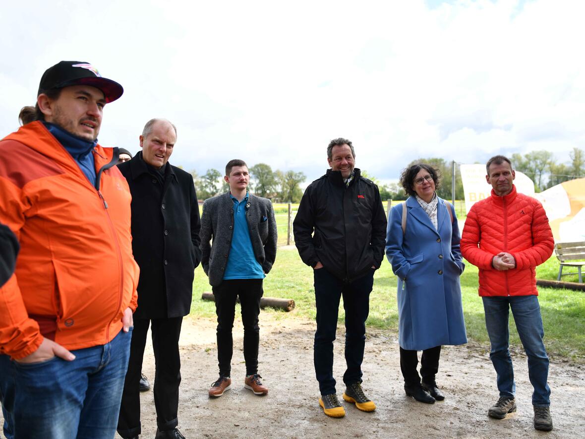  Auch Vertreter/-innen der Diözese, Politik und aus den Verbänden waren bei der Bustour mit dabei. (Foto: Maria Rösch / pba). 