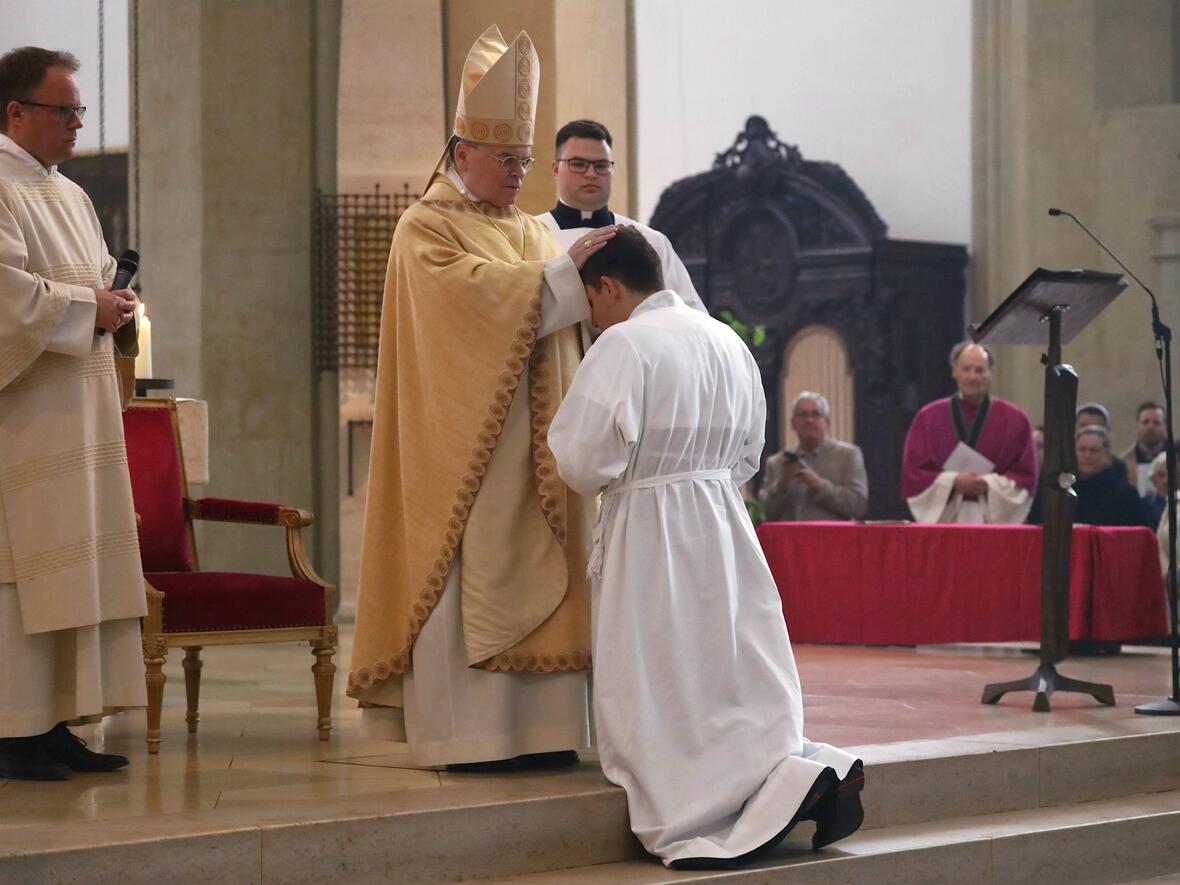 Der entscheidende Moment: Bischof Bertram legt einem der beiden Weihekandidaten die Hände auf (Fotos: pba/Annette Zoepf).