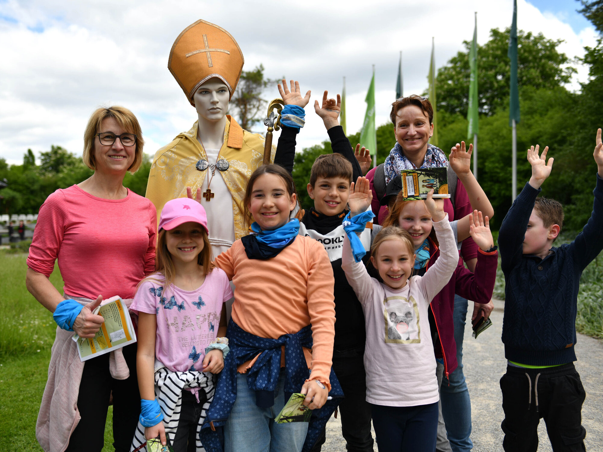 Gruppenbild mit "Bischof": Diese Gruppe aus Aichach gehörte zur Pfarrei mit der größten Teilnehmeranzahl (Foto: Maria Rösch / pba)   