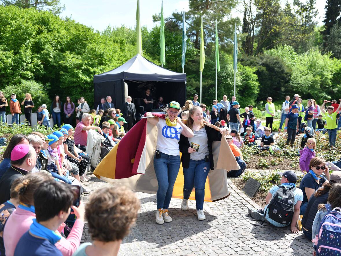 „Helden tragen Mantel“ war der Tag thematisch überschrieben und zog sich wie ein Leitfaden durch das gesamte Programm. (Foto: Maria Rösch / pba)