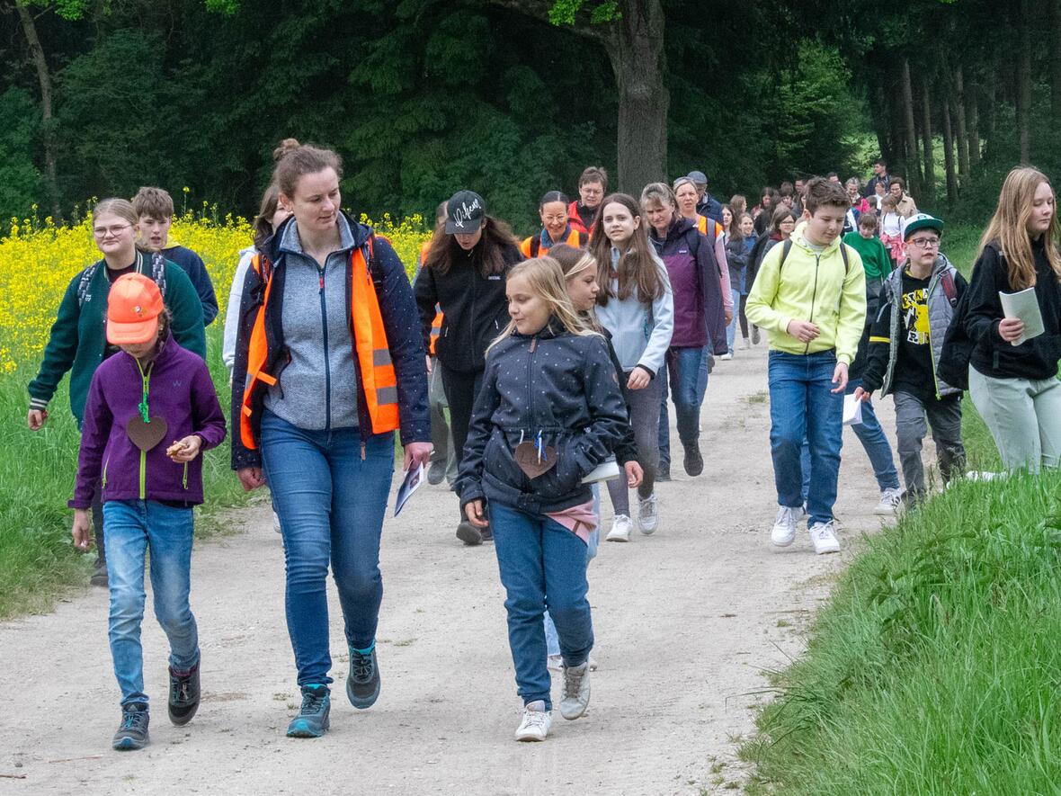 "Gemeinsam für Christus": Bei der Jugendwallfahrt zum Kalvarienberg bei Pobenhausen machten sich auch heuer wieder zahlreiche Kinder, Jugendliche und junge Erwachsene auf den Weg. (Fotos: Johanna Sigl / Katholische Jugendstelle Schrobenhausen)