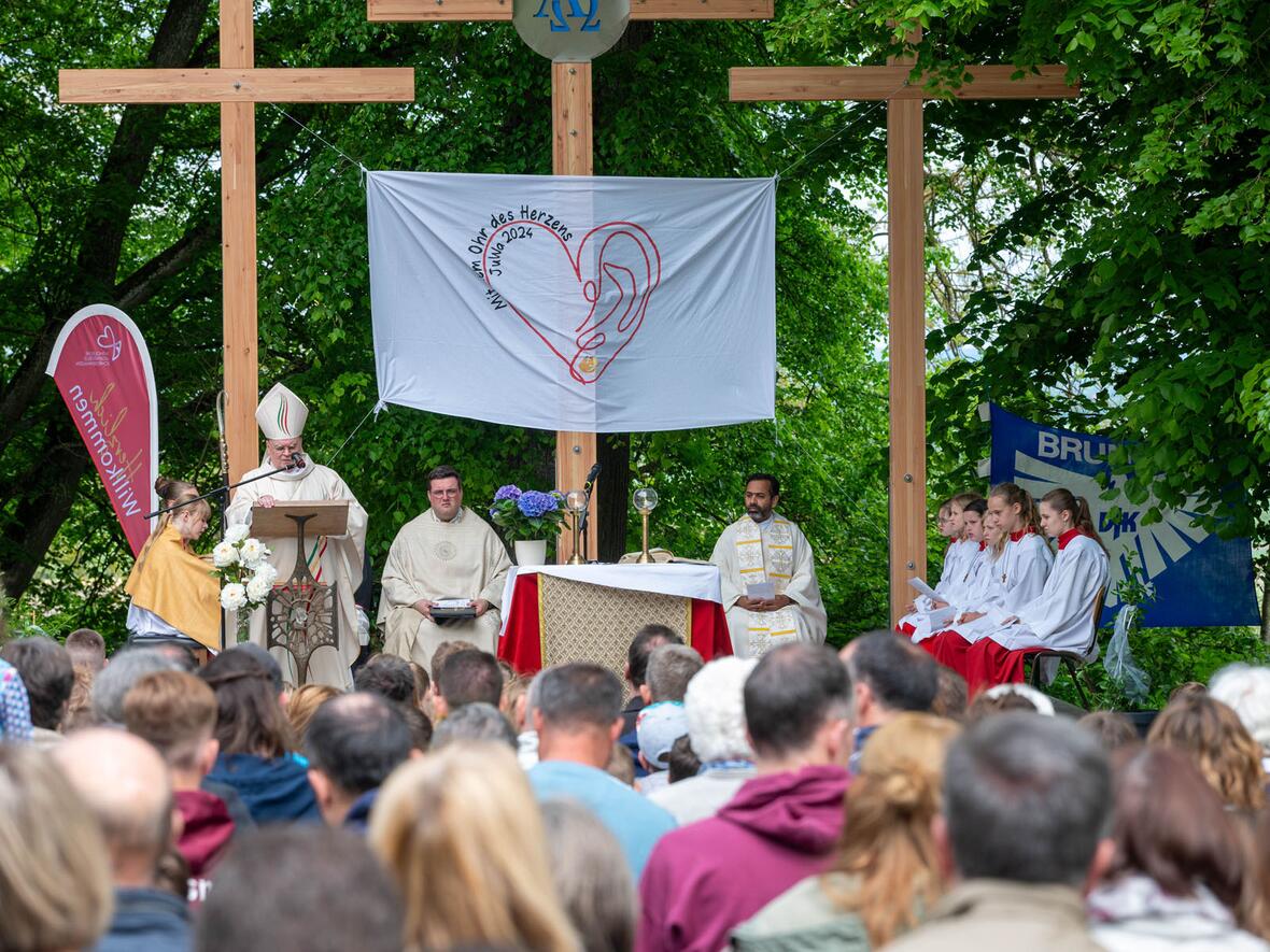 Bischof Bertram feierte den Wallfahrtsgottesdienst unter freiem Himmel auf dem Kalvarienberg.