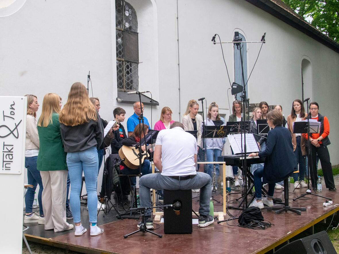 Eine Jugendband begleitete den Gottesdienst musikalisch.