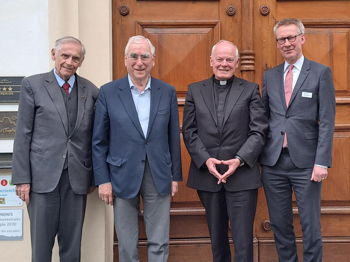 (v.l.n.r.:  Robert Antretter (ehem. Vizepräsident der Parlamentarischen Versammlung des Europarates), Dr. Theo Waigel (ehem. Bundesfinanzminister), Weihbischof Dr. Dr. Anton Losinger, und Dr. Stefan Raueiser (Leiter des Schwäbischen Bildungszentrums in Kloster Irsee). (Foto: SBZI / Britta Engel) 