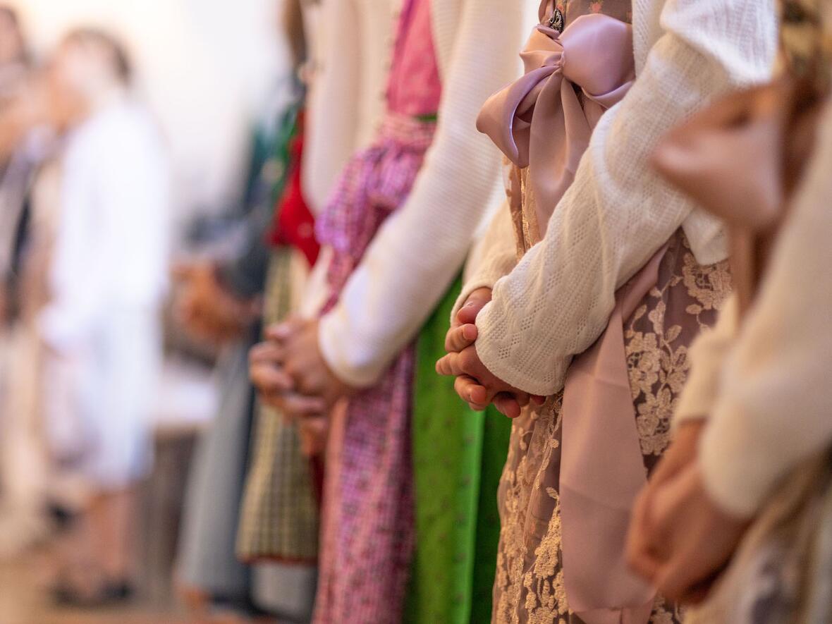 Zahlreiche Erstkommunionkinder gaben der Kapelle in Tracht die Ehre.