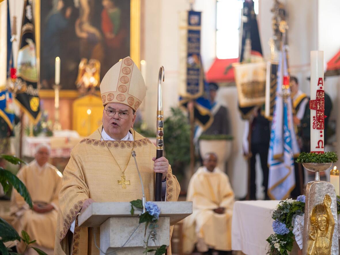 Bischof Bertram bei der Predigt.