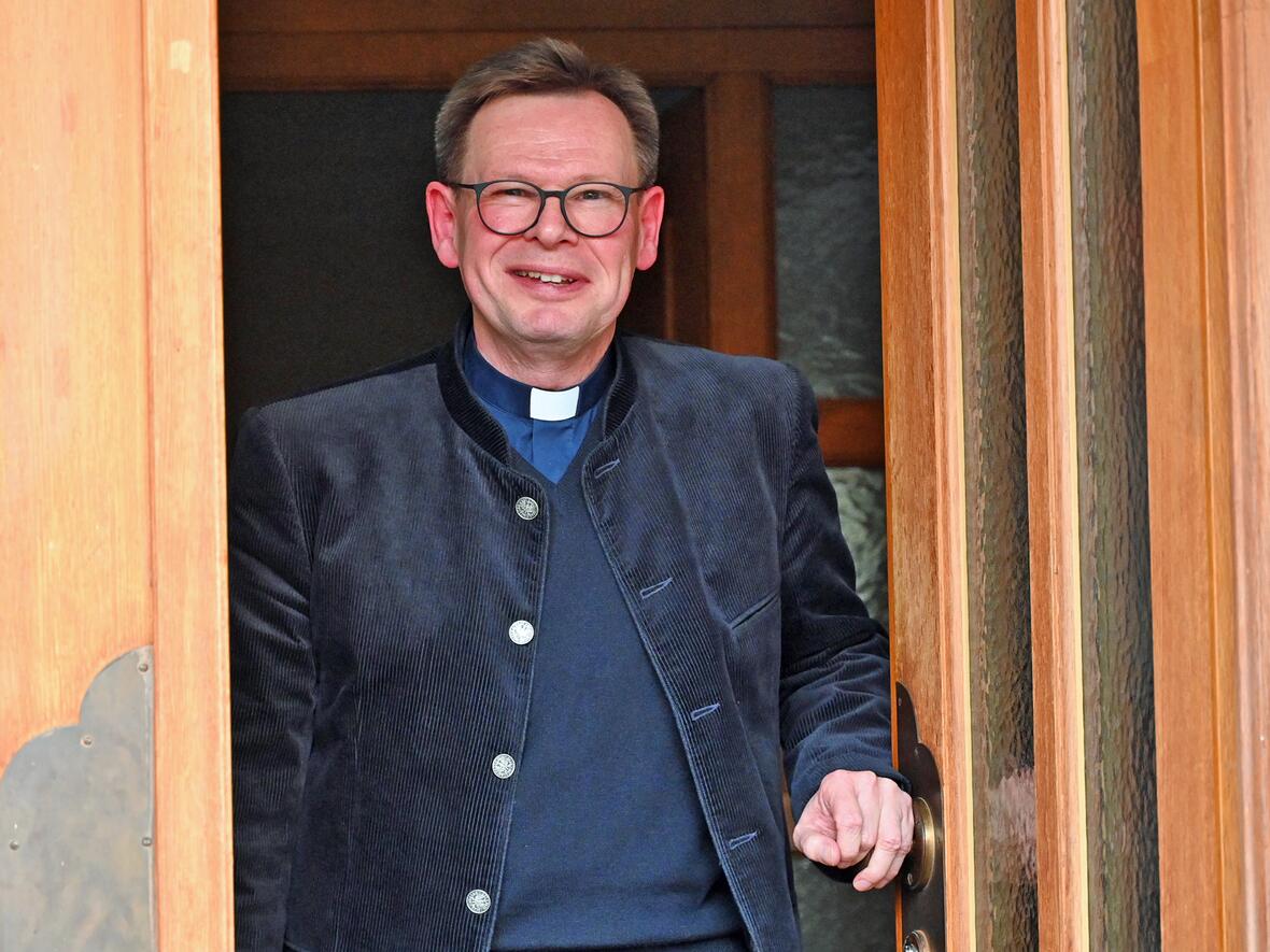 Dekan Grimm ist nicht nur motivierter Priester, sondern auch Koch und Katzenpapa. (Fotos: Leander Stork / pba) 