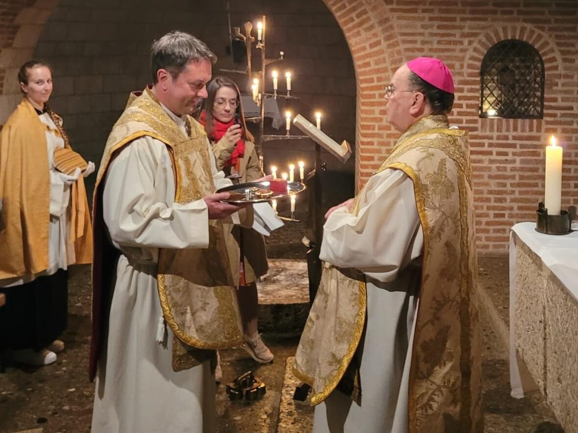 Pfarrer Uhl freut sich über die neue Reliquie für seine Stuttgarter Gemeinde. (Foto: Gesamtkirchengemeinde St. Hedwig und St. Ulrich)