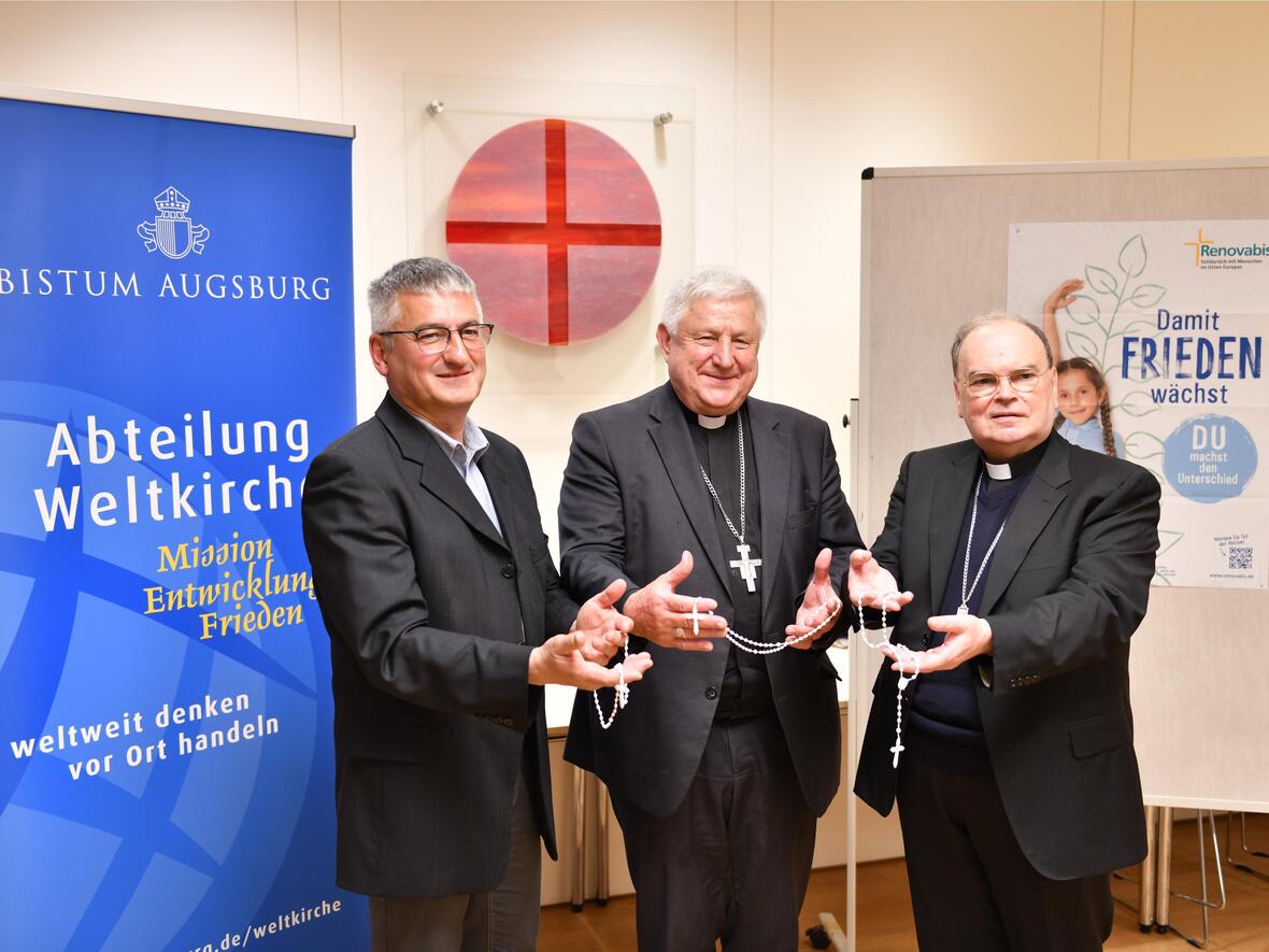 Das Rosenkranzgebet ist für viele Gläubige in der Ukraine ein Zeichen der Hoffnung (von links): Anton Stegmair (Leiter der Abteilung Weltkirche), Bischof Stanislav und Bischof Bertram im Rahmen des Pressegesprächs zur Renovabis-Pfingstaktion. (Fotos: Nicolas Schnall / pba)