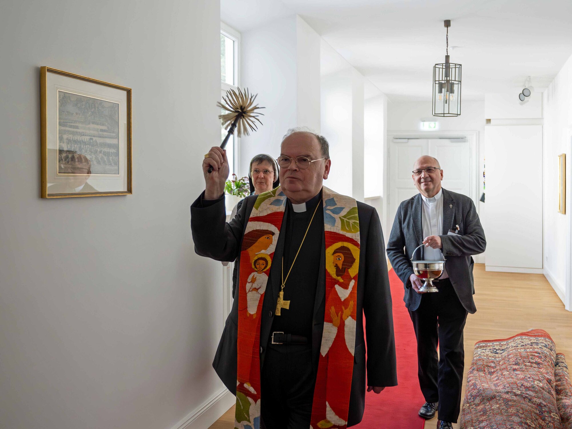 Bischof Bertram segnet die Amtsräume des generalsanierten Bischofshauses (Foto Julian Schmidt pba)