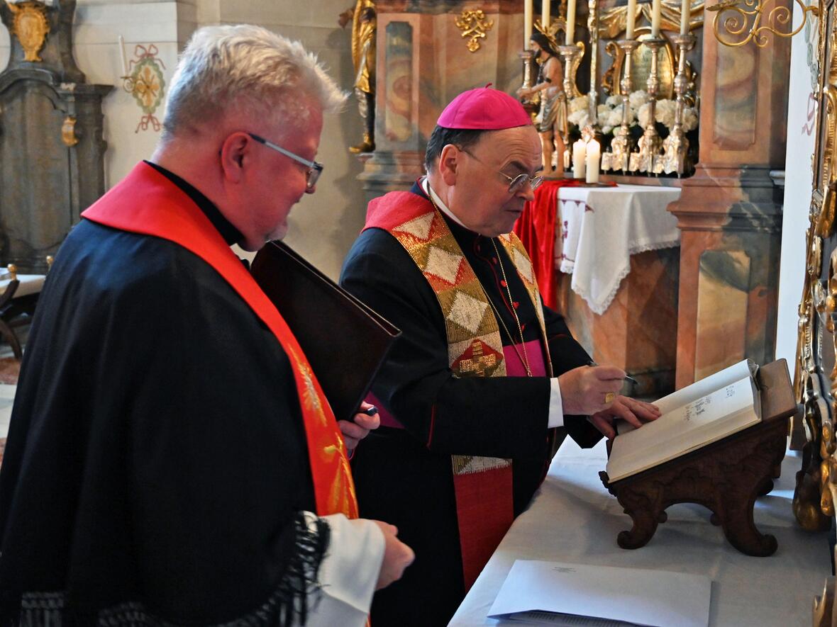 Unter den Augen von Präses Florian Geis trug sich Bischof Bertram als 587. Mitglied in das Bruderschaftsbuch ein. (Fotos: Leander Stork / pba)