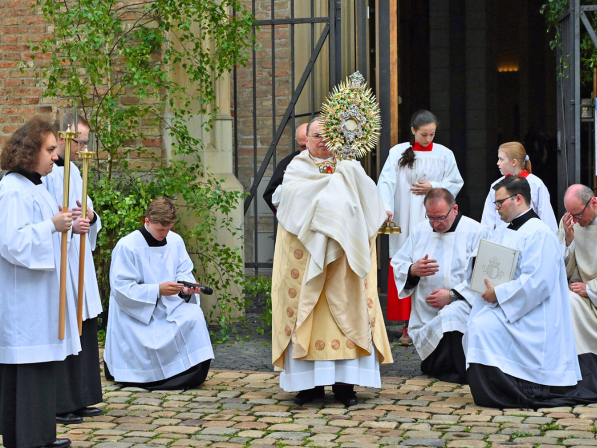 Vom Domplatz aus spendete Bischof Bertram den Segen in alle vier Himmelsrichtungen. (Fotos: Leander Stork / pba)