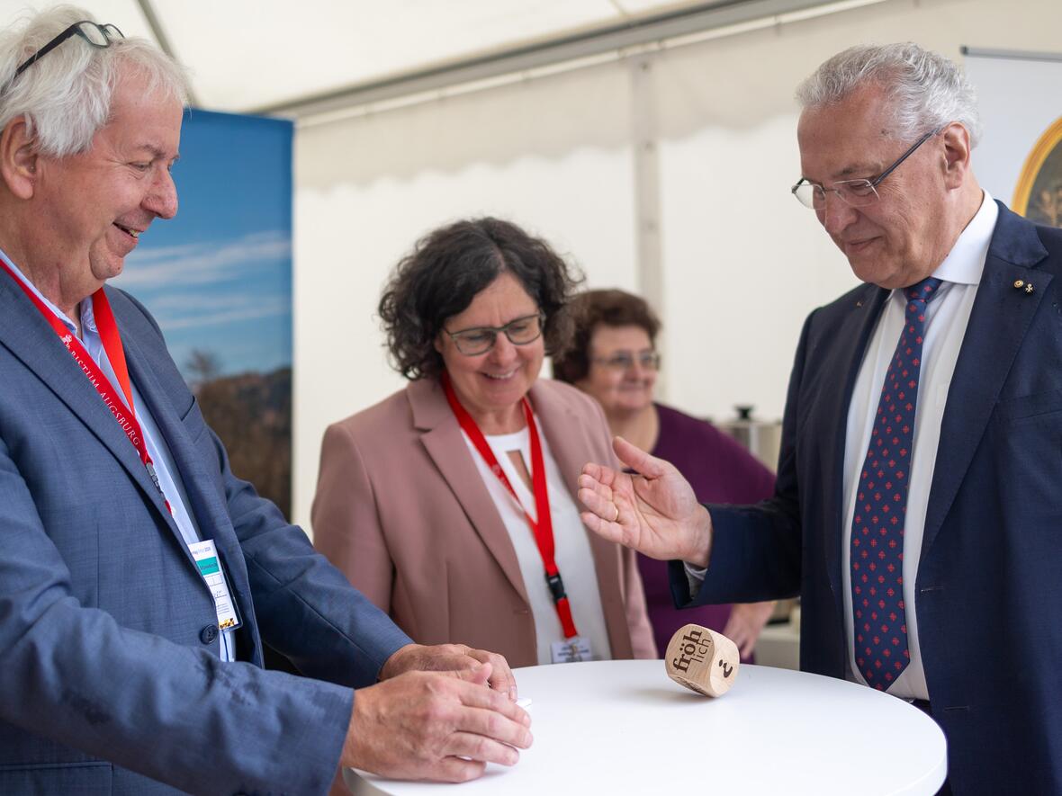 Fröhlich: Staatsminister Joachim Herrmann beim Würfelwurf.