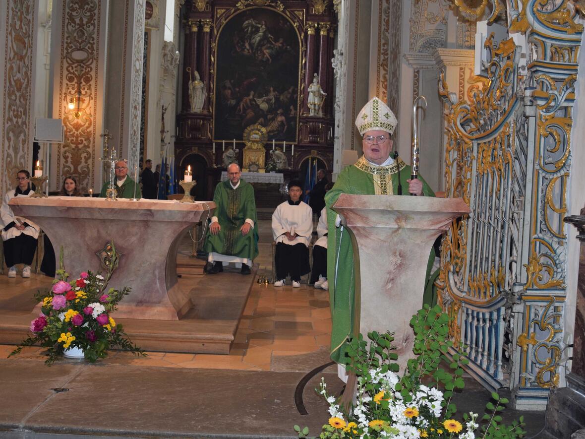 Bischof Bertram bei seiner Predigt im Rahmen des Pontifikalamts zu den Paneuropa-Tagen in der Basilika St. Lorenz in Kempten. 