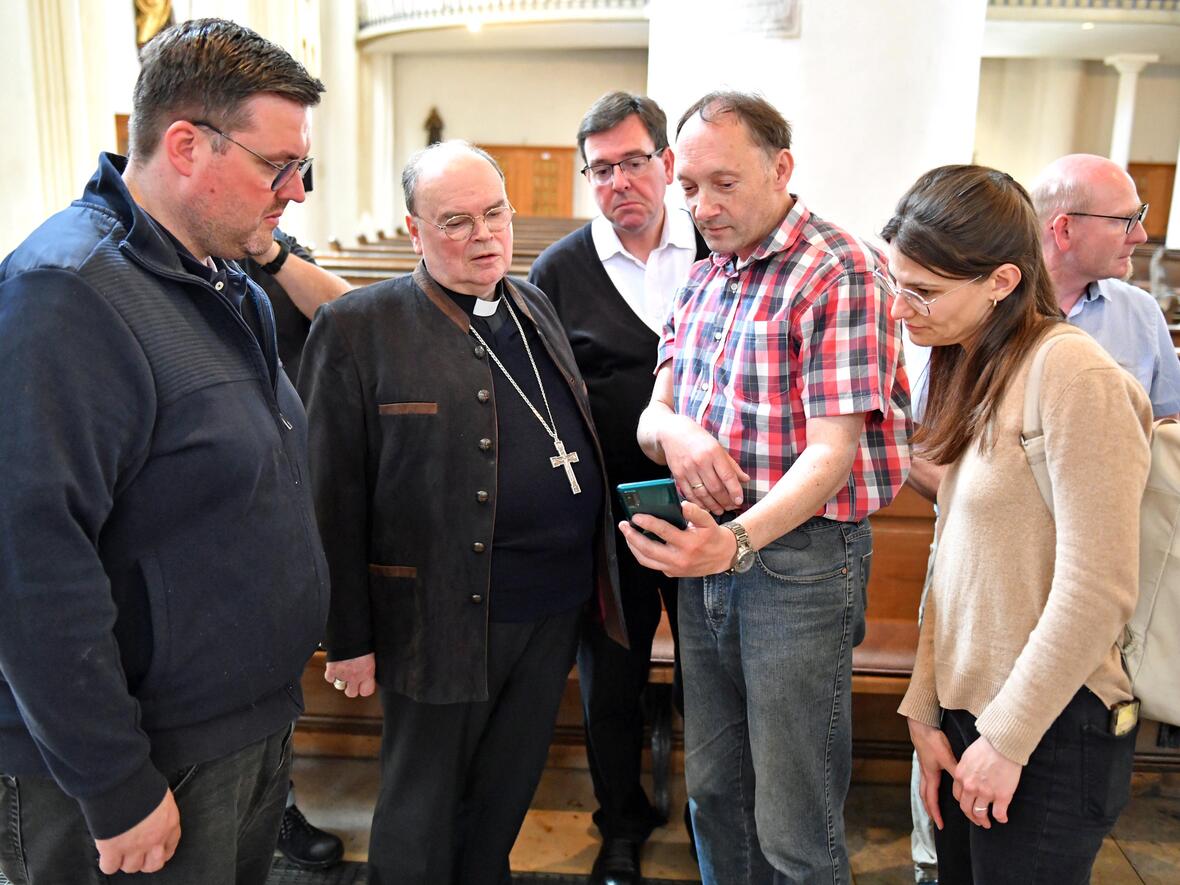 Der Mesner der Stadtpfarrkirche in Schrobenhausen zeigte Bischof Bertram Aufnahmen von den verheerenden Wassermassen. (Fotos: Nicolas Schnall / pba)