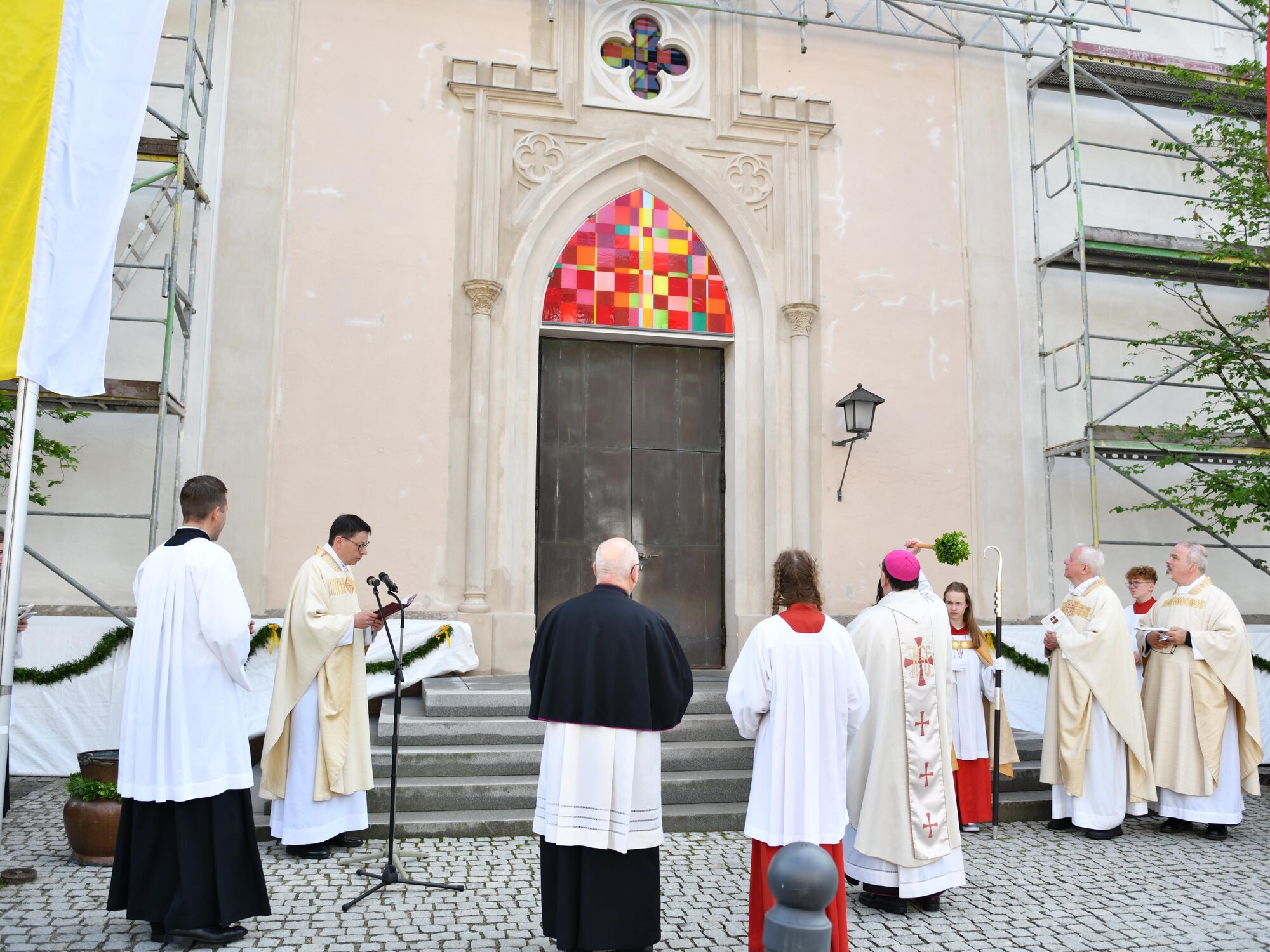 Rote Glasfenster zieren nun die Westfassade der Pfarrkirche. Bischof Bertram lobte das innovative Konzept (Maria Rösch / pba)
