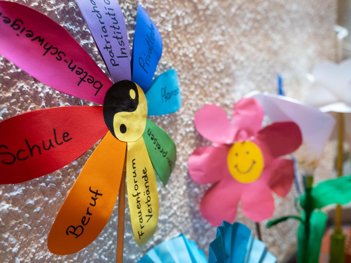 Blumen im Berufsbild: Fünfzig Jahre Gemeindereferentinnen und Gemeindereferenten im Bistum Augsburg (Fotos: Julian Schmidt / pba)