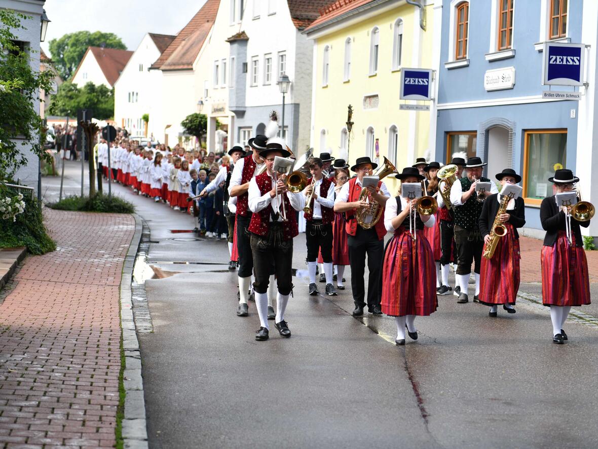 Zusammen mit Bischof Dr. Bertram Meier feierten die Gläubigen der Pfarrei St. Peter und Paul in Pöttmes den Abschluss der rund zwei Jahre dauernden Sanierungsarbeiten ihrer Pfarrkirche. Ein Festumzug ging dem Gottesdienst voraus (Fotos: Maria Rösch / pba) 