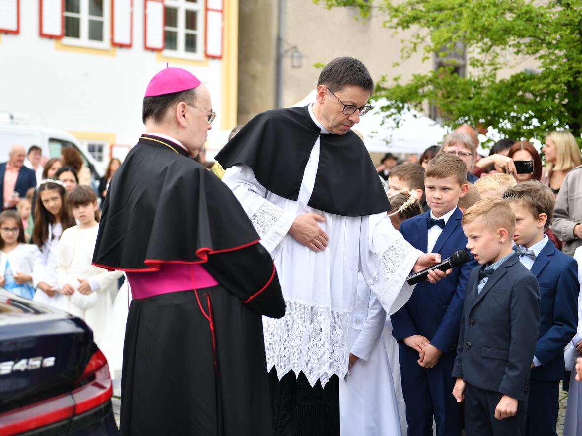 Feierlich wurde der Bischof auf dem Markplatz willkommen geheißen. Die Kommunionkinder begrüßten ihn mit Versen (Foto: Maria Rösch / pba)