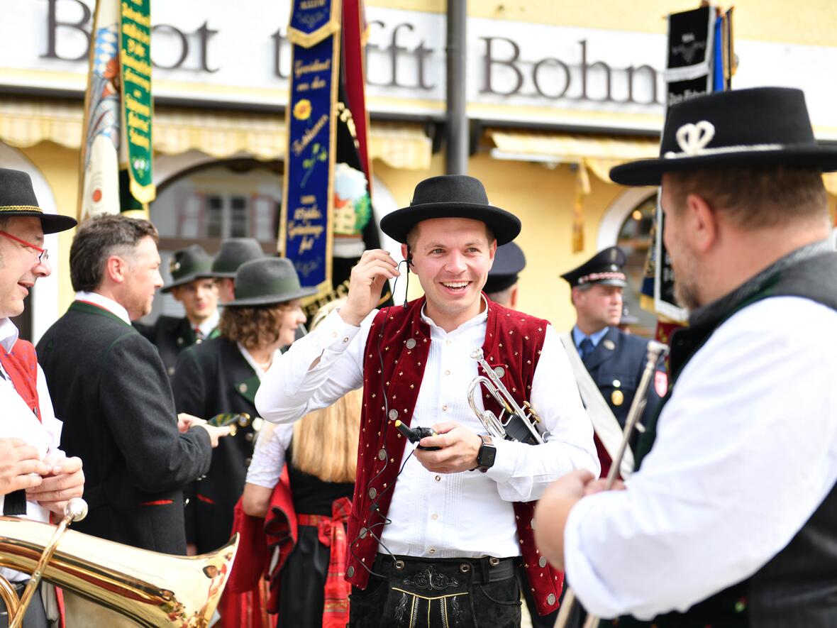 Von der Musikkapelle wurde der Festumzug feierlich musikalisch gestaltet. (Foto: Maria Rösch / pba)