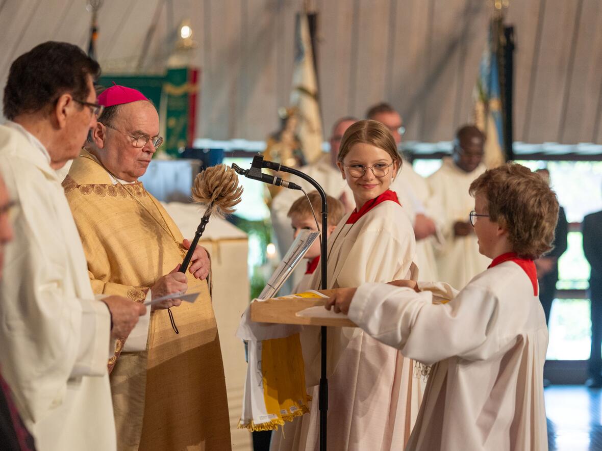 Bischof Bertram segnete Gedenkbänder, die an die Fahnen zur Erinnerung an den Festtag angebracht wurden.