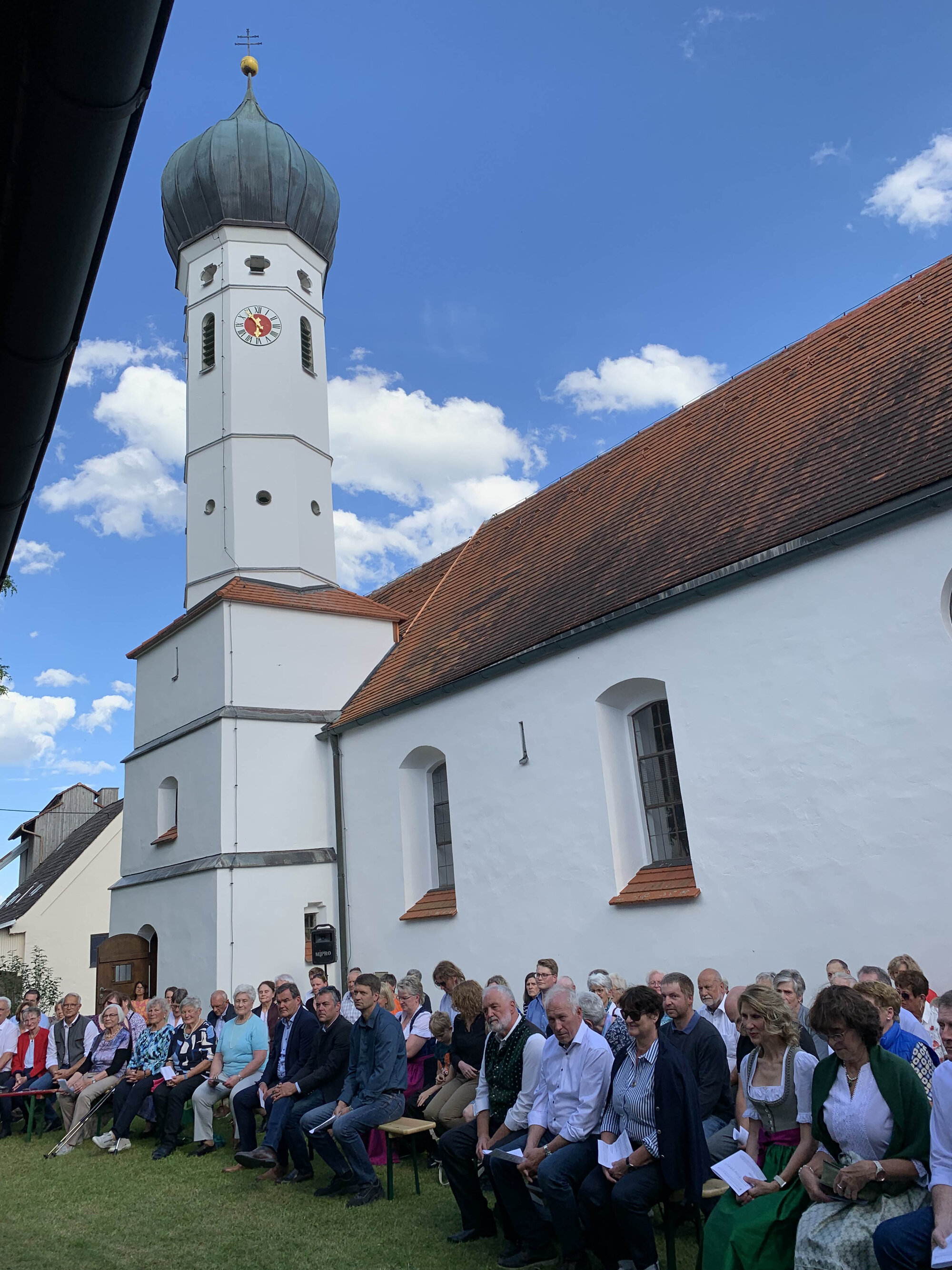 Der Gottesdienst wurde bei strahlendem Sonnenschein im Freien gefeiert. (Foto: Viktoria Zäch /pba)
