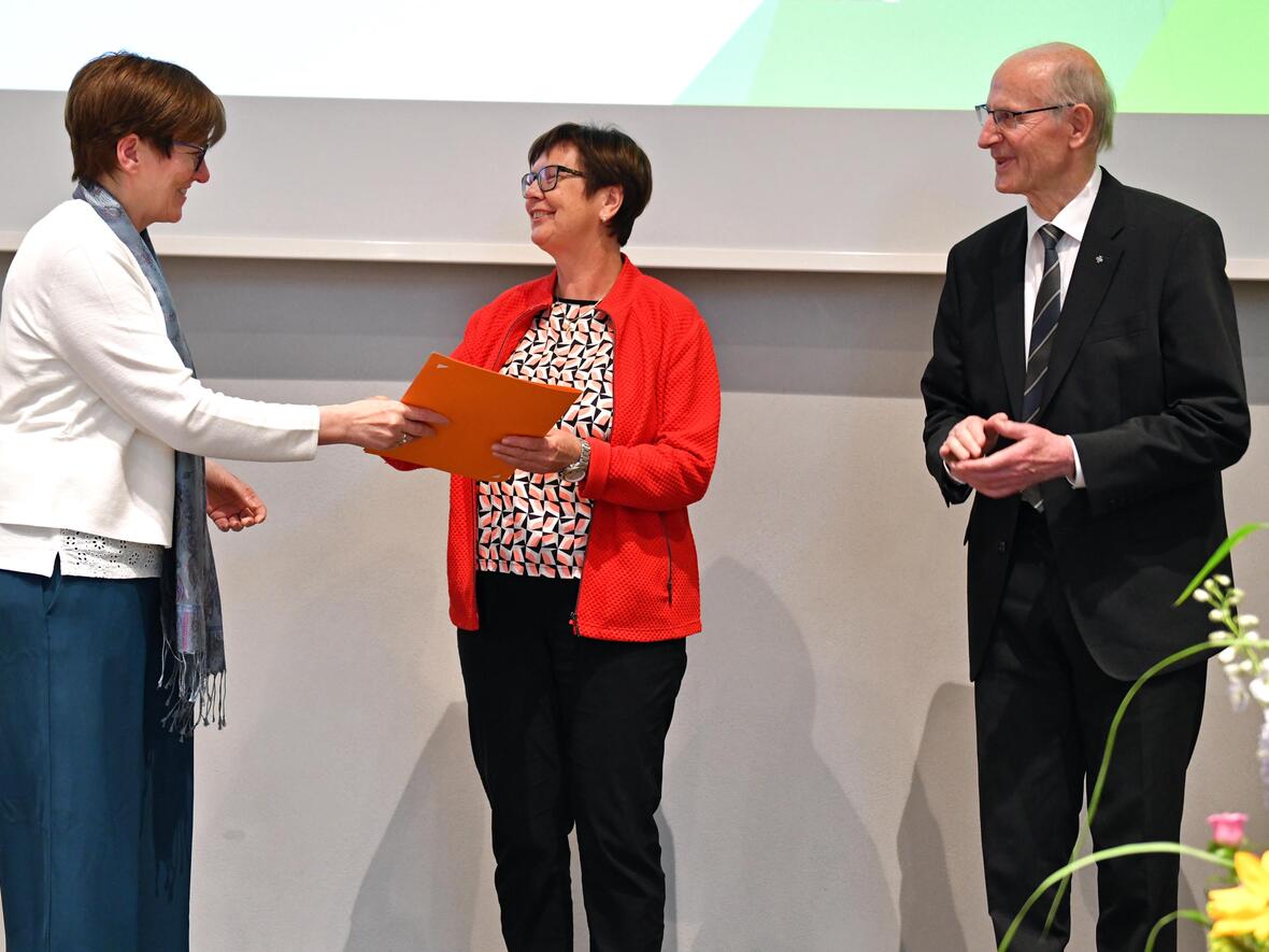 Eine ihrer letzten Amtshandlungen: Barbara Götz übergab die Urkunde für das 40-jährige Dienstjubiläum an Rita Oberfrank, daneben Ruhestandspfarrer Paul Sinz.