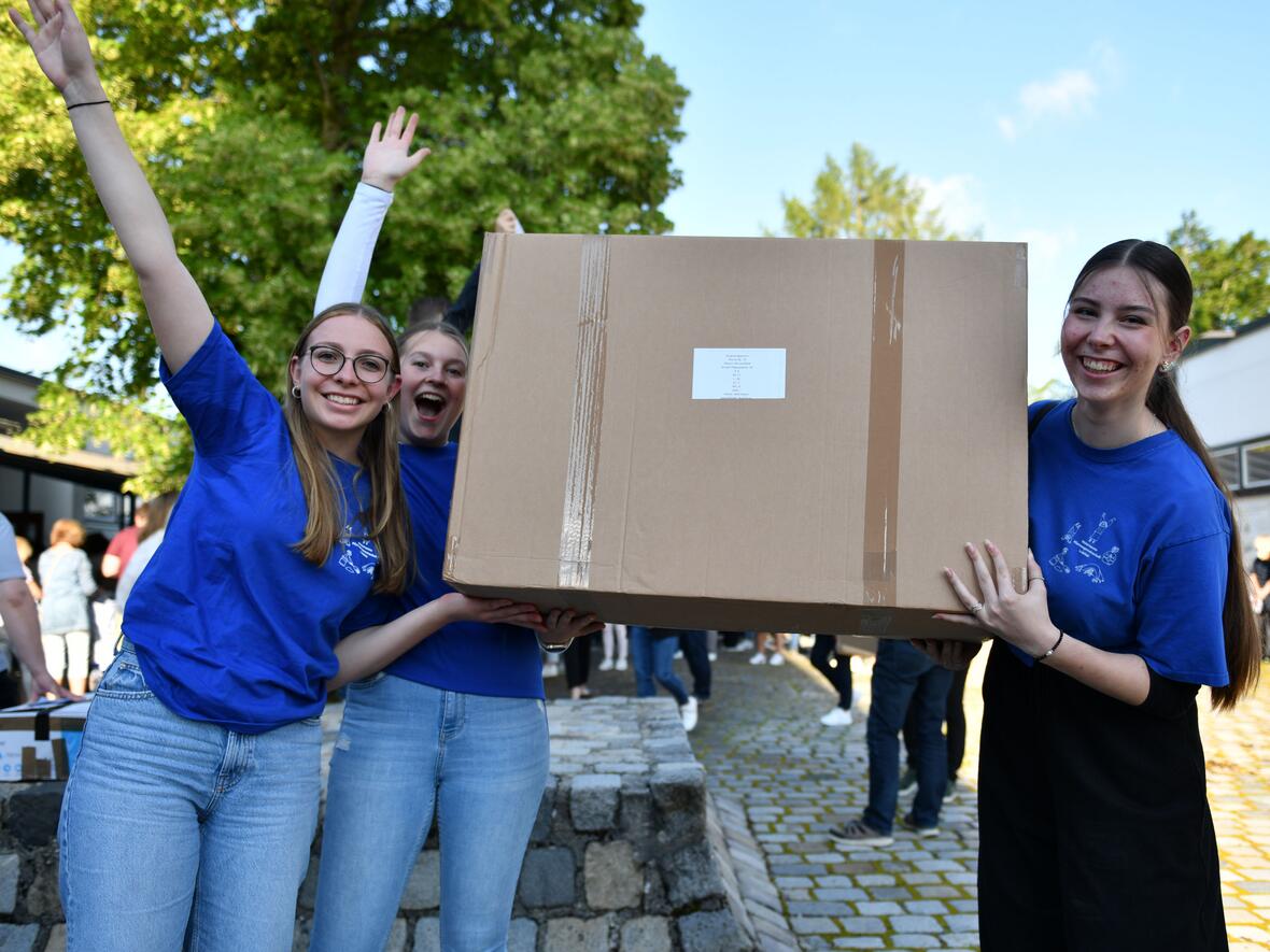 Sichtlich voller Vorfreude auf die Mini-Wallfahrt nach Rom sind diese drei Ministrantinnen aus der PG Lagerlechfeld. Mit dem Pilgerpaket ausgestattet kann die Reise kommen. (Fotos: Maria Rösch / pba) 
