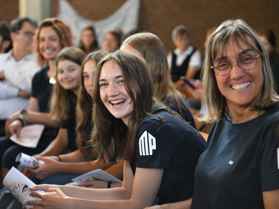 Die Freude auf die bald beginnende Reise nach Rom war den zahlreichen Jugendlichen deutlich anzusehen. Viele sind zusammen mit ihren Familien gekommen. (Foto: Maria Rösch / pba) 