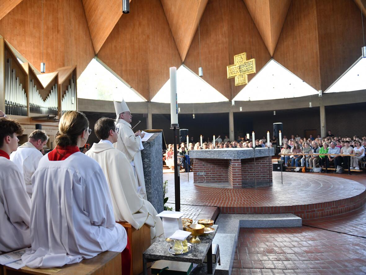 Gleichzeitig ermutigend und erheiternd war die Predigt von Bischof Bertram, in der er die Jugendlichen aktiv mit einbezog. (Foto: Maria Rösch / pba)