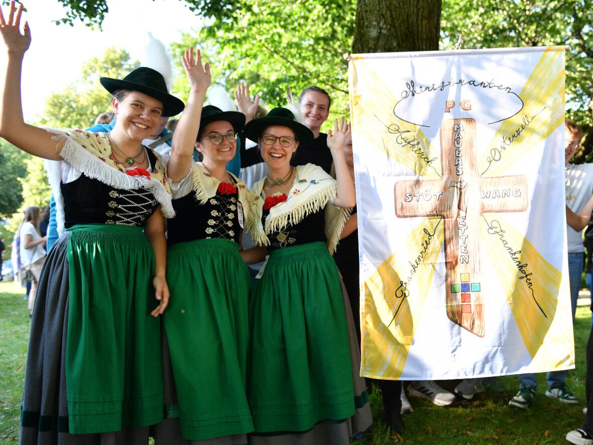 Diese Gruppe aus Stöttwang im Allgäu kam mit festlichen Trachtengewändern zum Gottesdienst (Foto: Maria Rösch / pba)