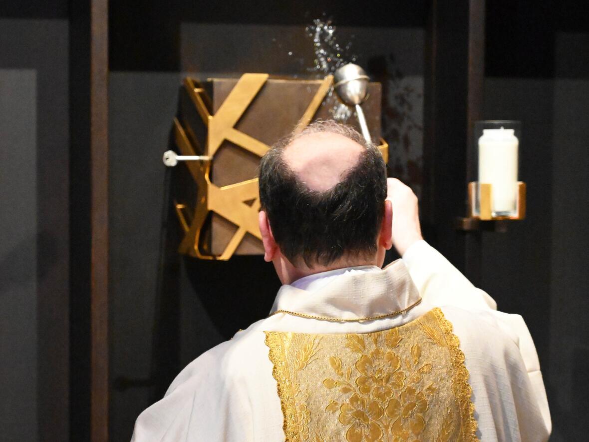Am Ende der Messe segnete Bischof Bertram den Tabernakel. (Foto: Leander Stork / pba) 