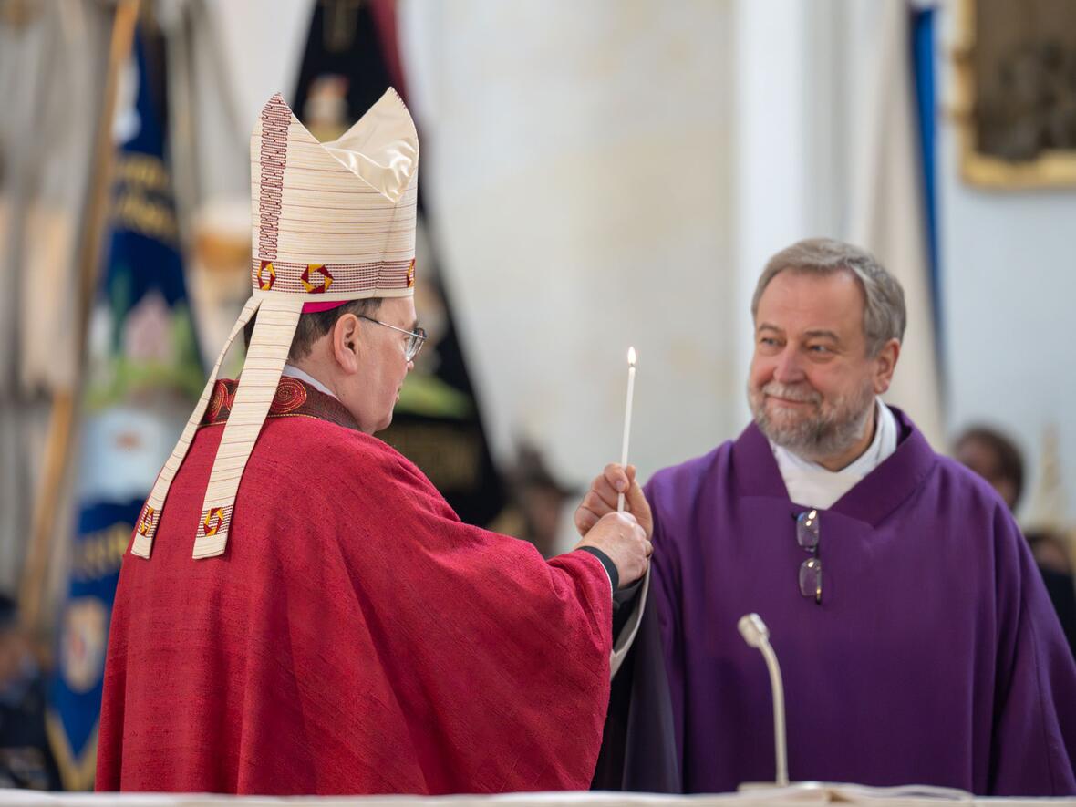 "Worte, Gesten und Vorbilder der Versöhnung": Altarweihe im Dießener Marienmünster (Fotos: Julian Schmidt / pba)
