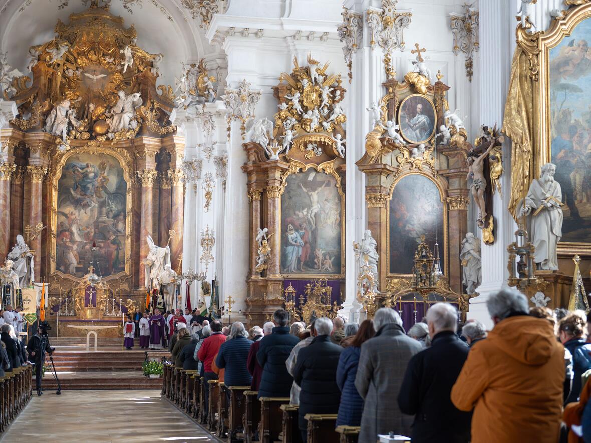 Der Gottesdienst wurde live im Fernsehen von K-TV übertragen.