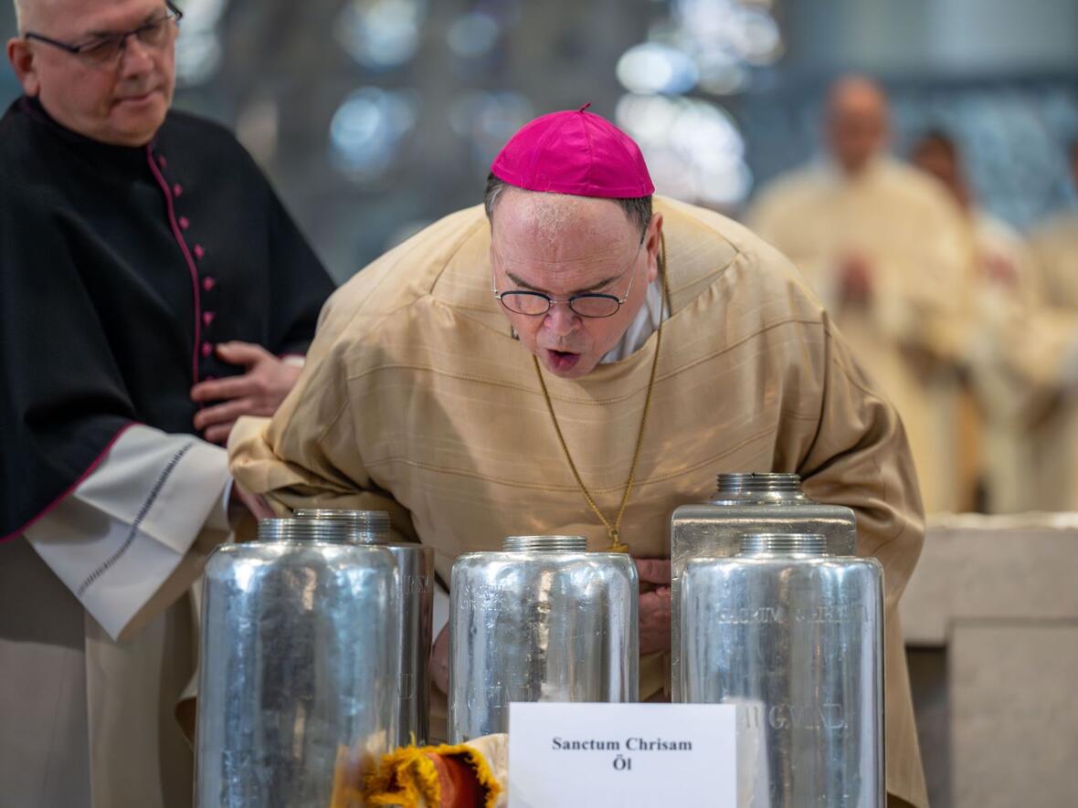 Im Rahmen der Liturgie hauchte der Bischof das Chrisam an, um symbolisch den Heiligen Geist herabzurufen.