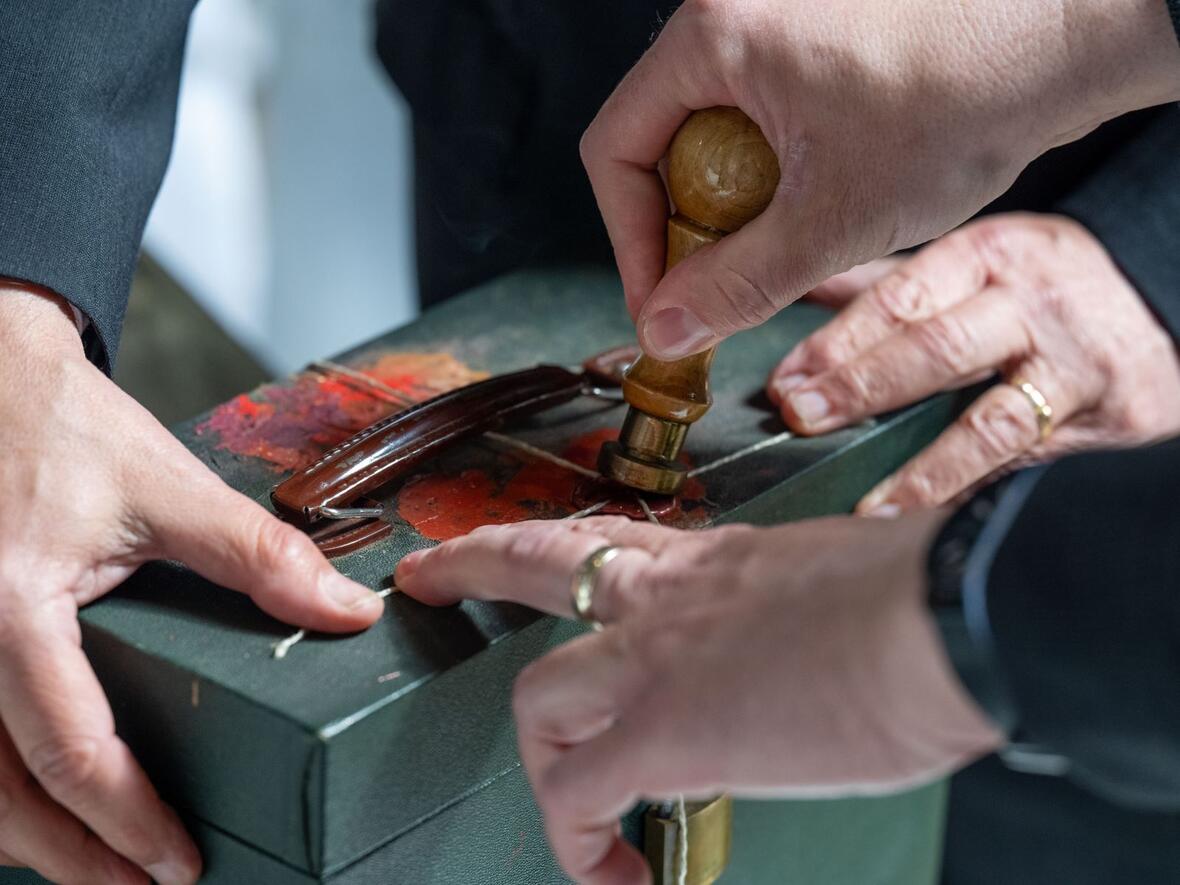 Gemäß uralter Tradition werden die Ölkästchen der Pfarreien noch vor Ort versiegelt, um die Unverfälschtheit der Öle zu garantieren.