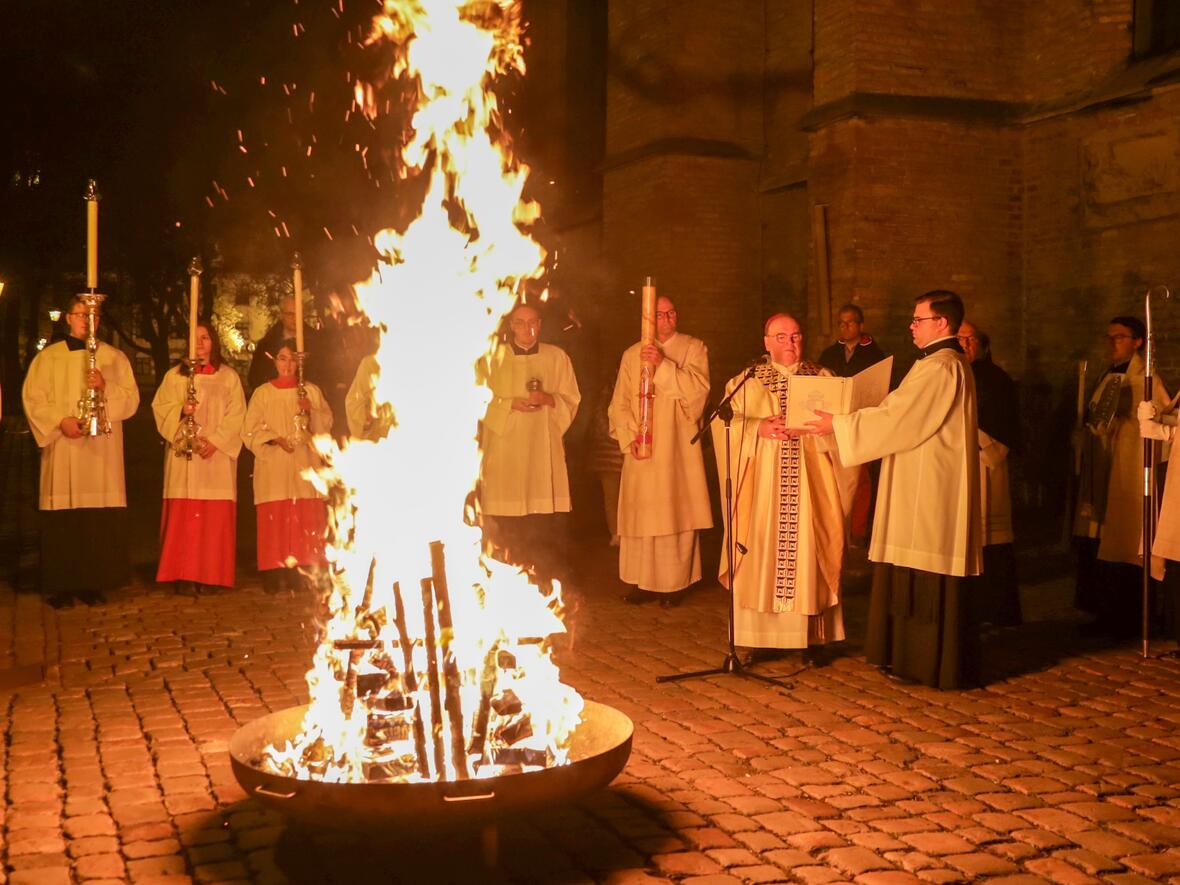 Die Feier der Osternacht beginnt am Osterfeuer. (Fotos: Annette Zoepf / pba)