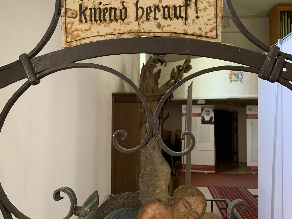 Gläubige besuchen dabei auch die Krypta der Wallfahrtskirche