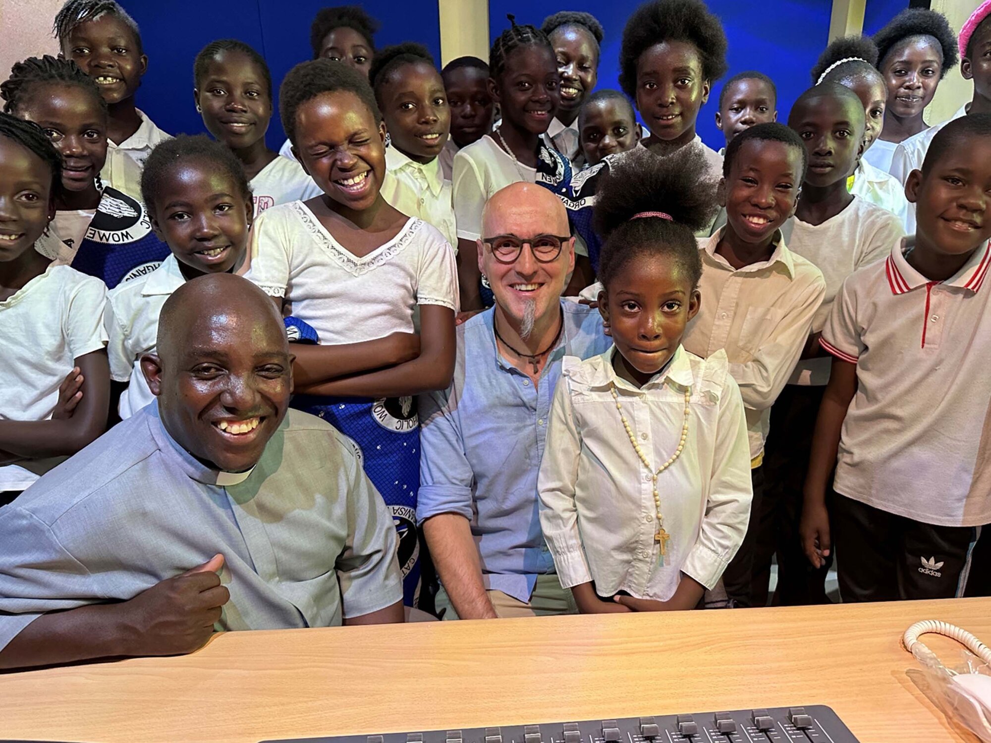 Diakon Michael Wielath, Radio Horeb-Mitarbeiter, bei der Einweihung des Radio Maria-Studios in Zambia (Foto Radio Horeb)